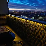 Panoramic Floor Retreat With Sky Views *