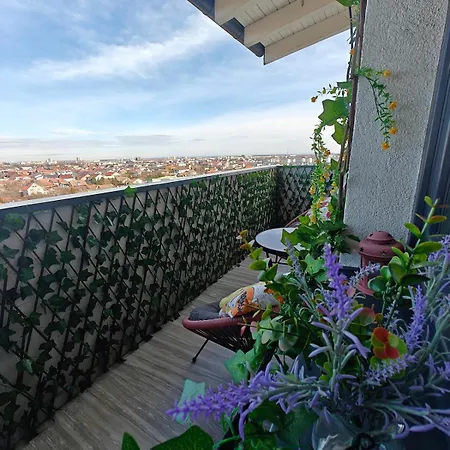 Apartment Panoramic Floor Retreat With Sky Views *