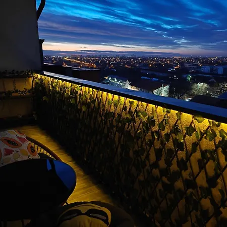 Panoramic Floor Retreat With Sky Views *