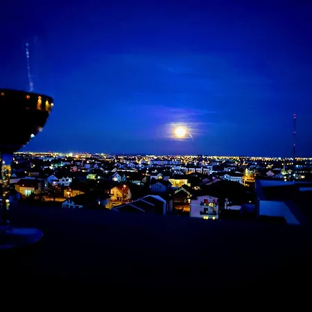 Panoramic Floor Retreat With Sky Views *