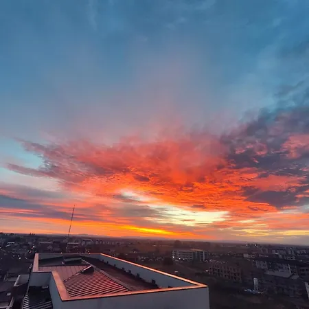 Panoramic Floor Retreat With Sky Views
