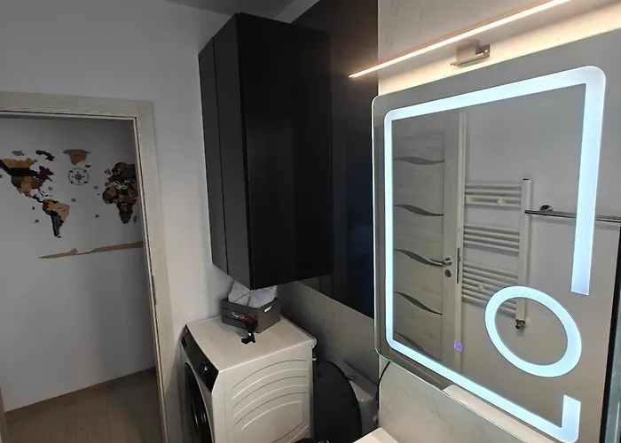 Panoramic Floor Retreat With Sky Views *