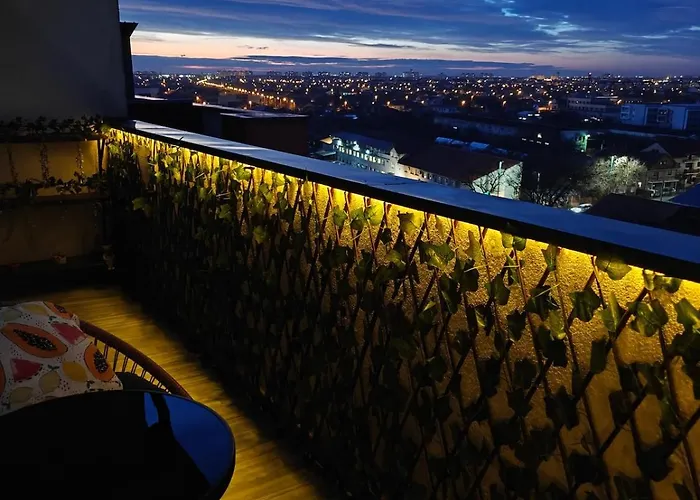 Panoramic Floor Retreat With Sky Views *