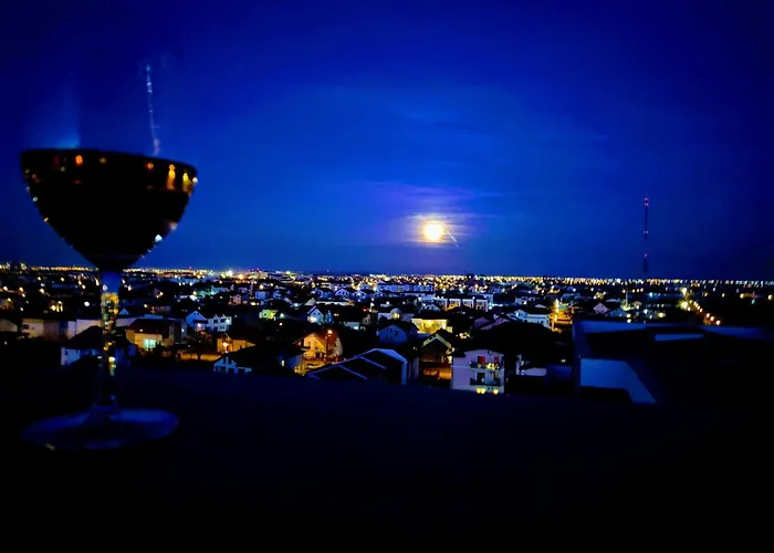 Panoramic Floor Retreat With Sky Views *